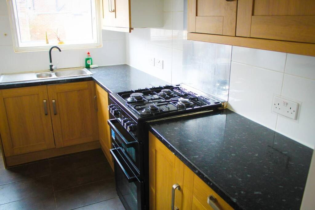Villa House In Colnbrook Near Windsor & Heathrow Esterno foto